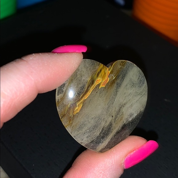 Natural stone heart 1.5” predrilled - Picture 2 of 3